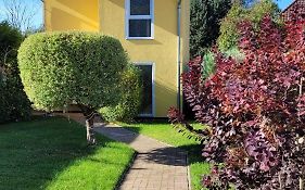 Ferienhaus an der Brunnenaue 4 Sterne, E-Ladestation am Haus, Wlan, Netflix, Garten